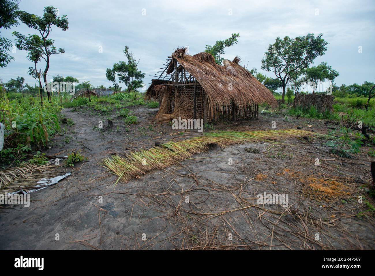 Bandes de matériel à ajouter au toit d'un bâtiment temporaire dans un camp de réfugiés du HCR, RD Congo Banque D'Images