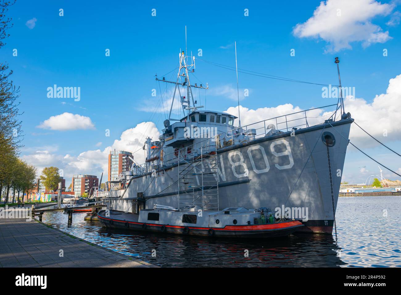 Navire de la marine néerlandaise dans l'eau du Spaarne, Haarlem. Utilisé aujourd'hui par les jeunes scouts aquatiques. Banque D'Images