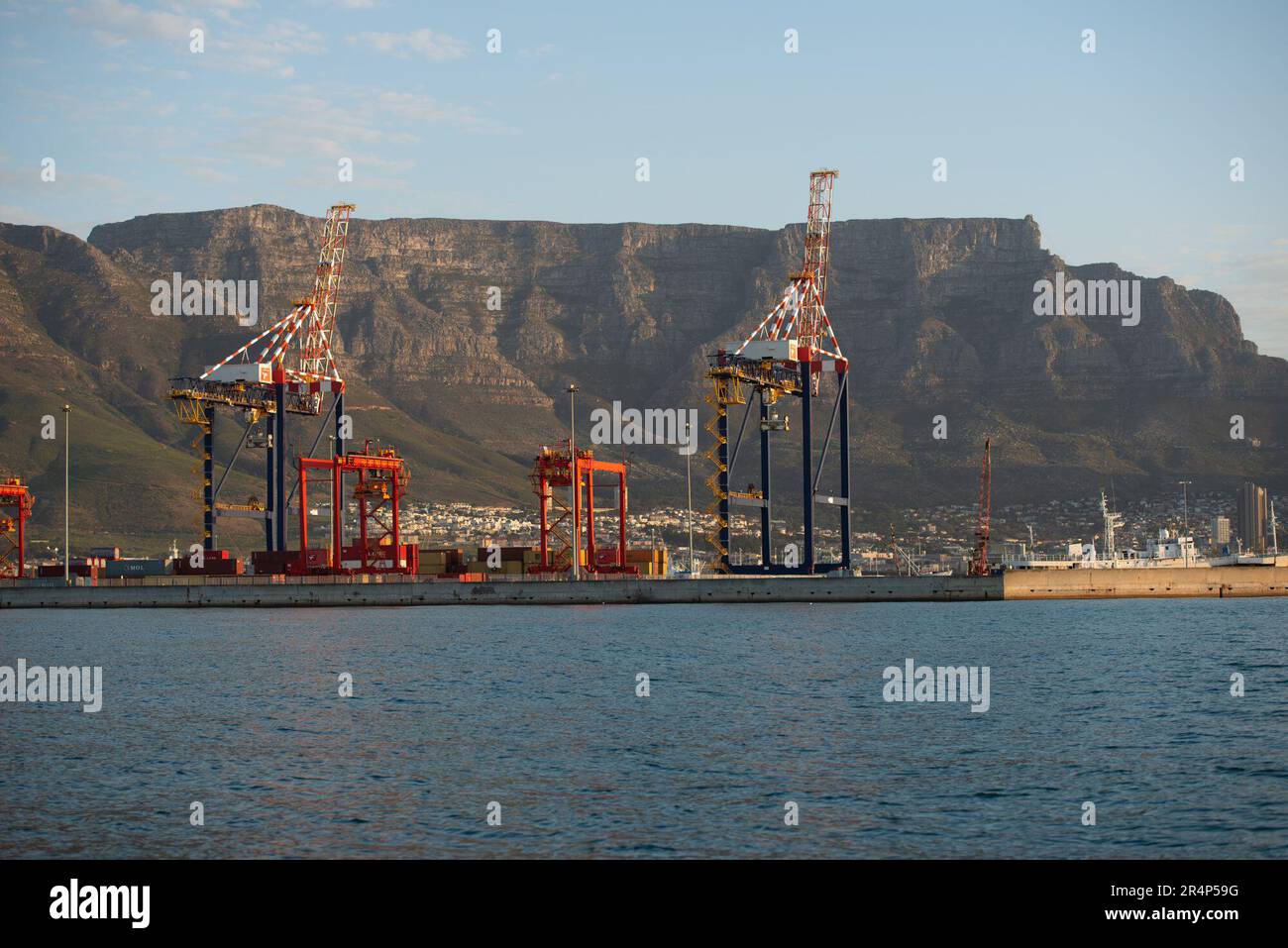 Container Port à Cape Town, avec Table Mountain derrière Banque D'Images