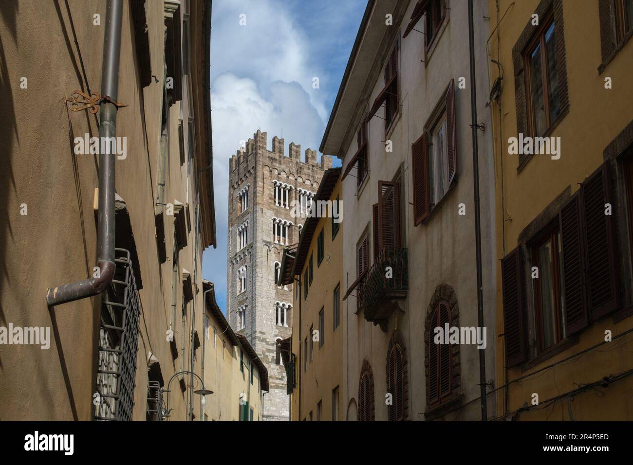 Vue sur les rues de Lucques, en Toscane, vers la tour de la Basilique de San Frediano Banque D'Images