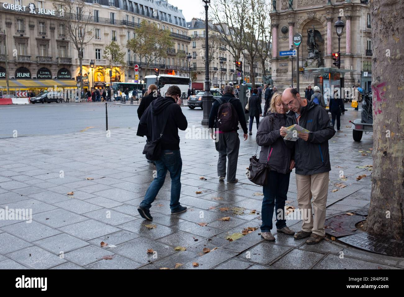 Étudier des cartes dans les rues de Paris Banque D'Images