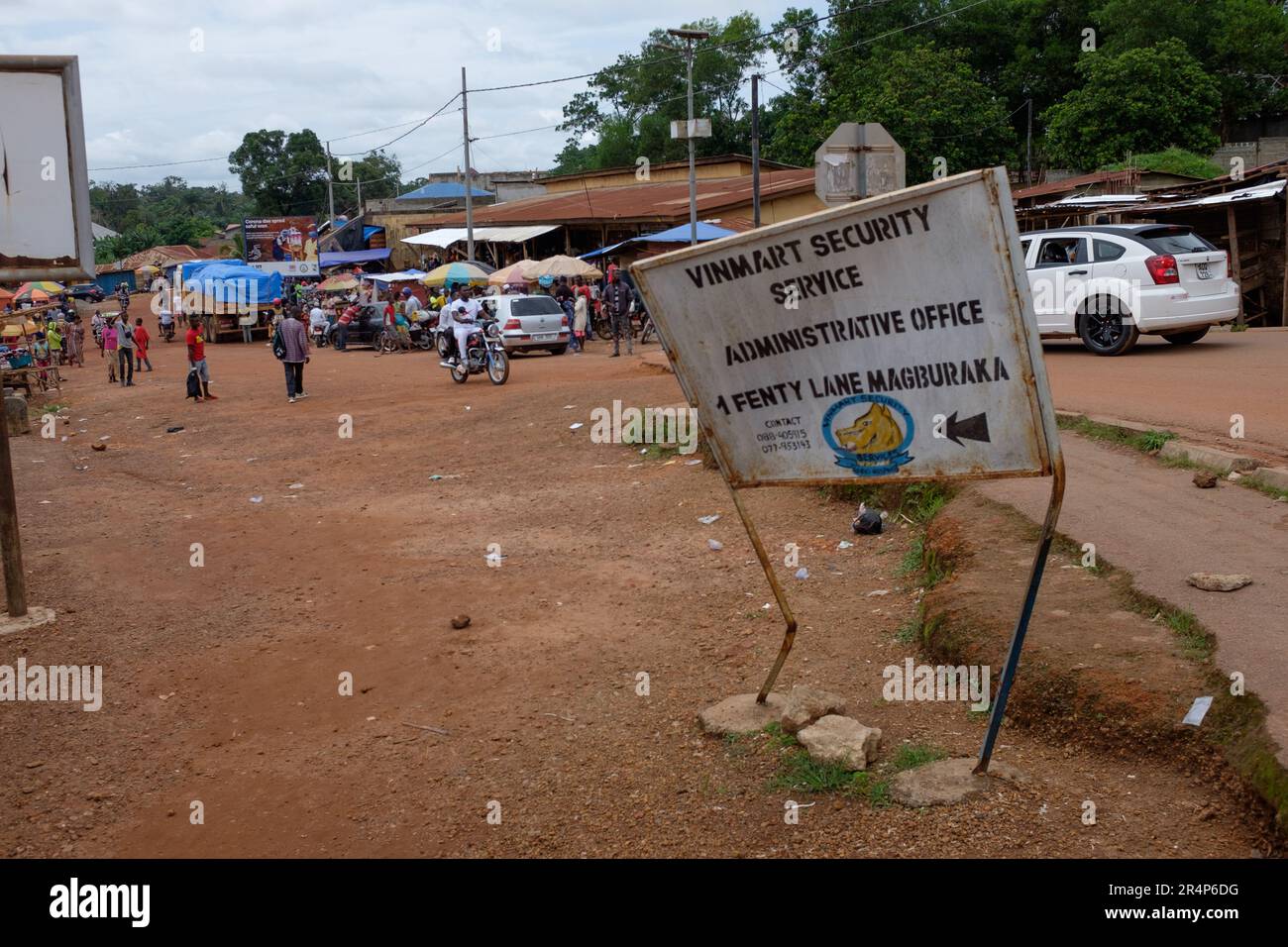 Un panneau de signalisation près d'un marché de rue à Magburaka, Sierra Leone Banque D'Images