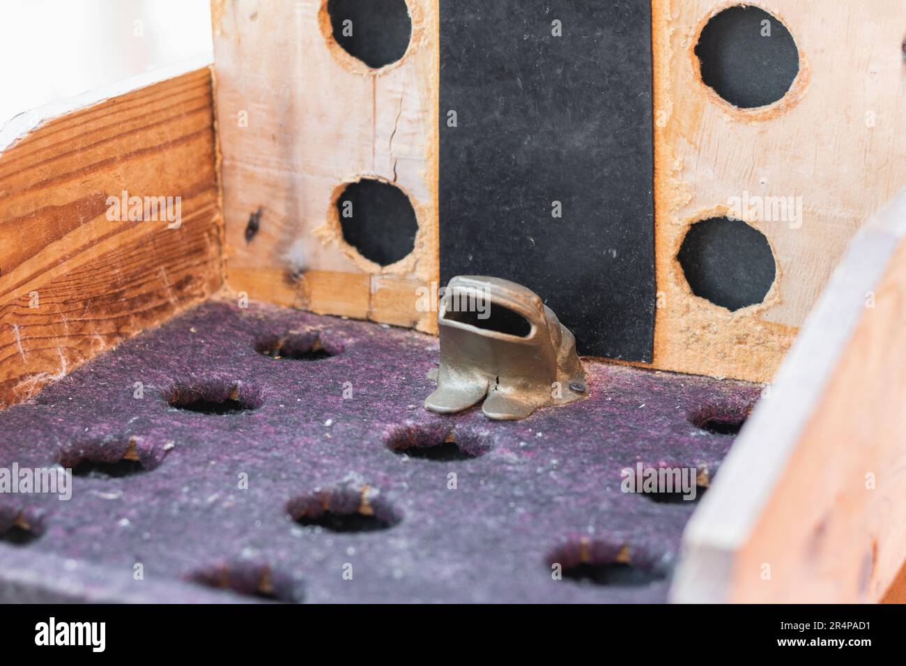 vue rapprochée du jeu appelé grenouille, montrant les trous à travers lesquels les paniers doivent entrer. Banque D'Images