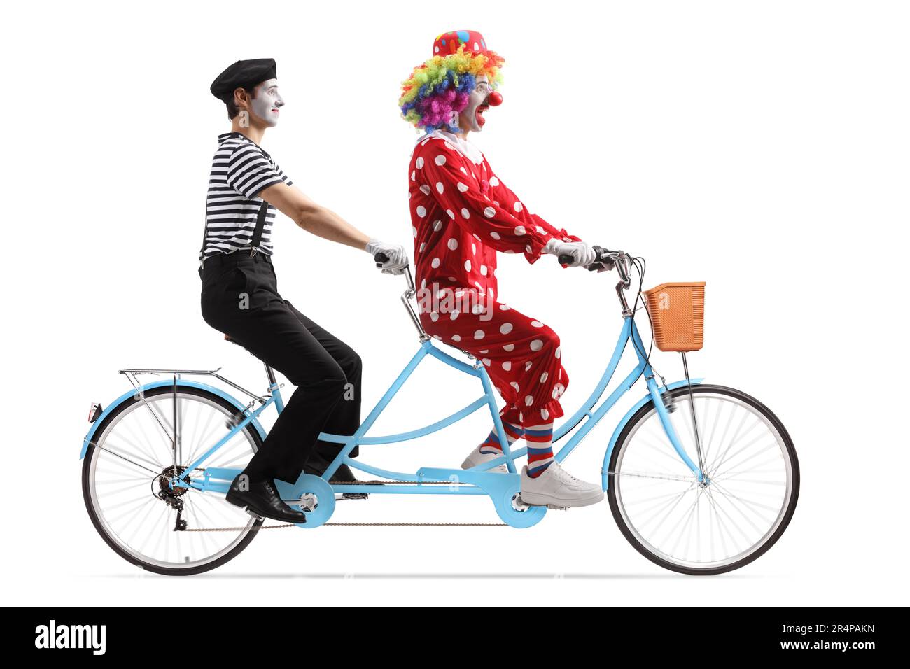 MIME et un clown à vélo tandem isolé sur fond blanc Banque D'Images