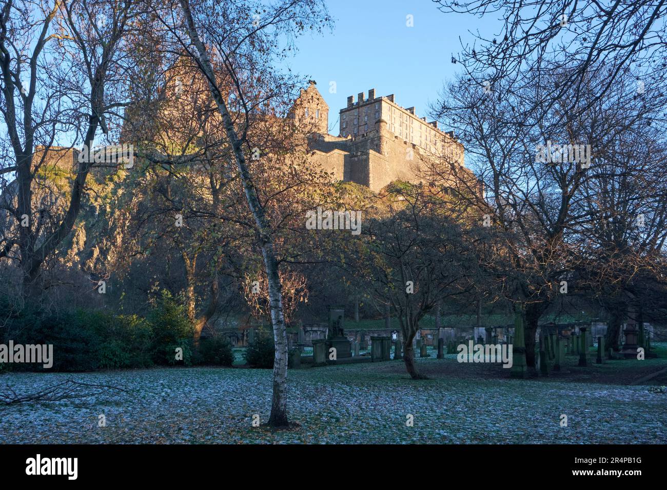 Château d'Édimbourg et cimetière de St Cuthbert en hiver, Edimbourg, Écosse, Royaume-Uni Banque D'Images