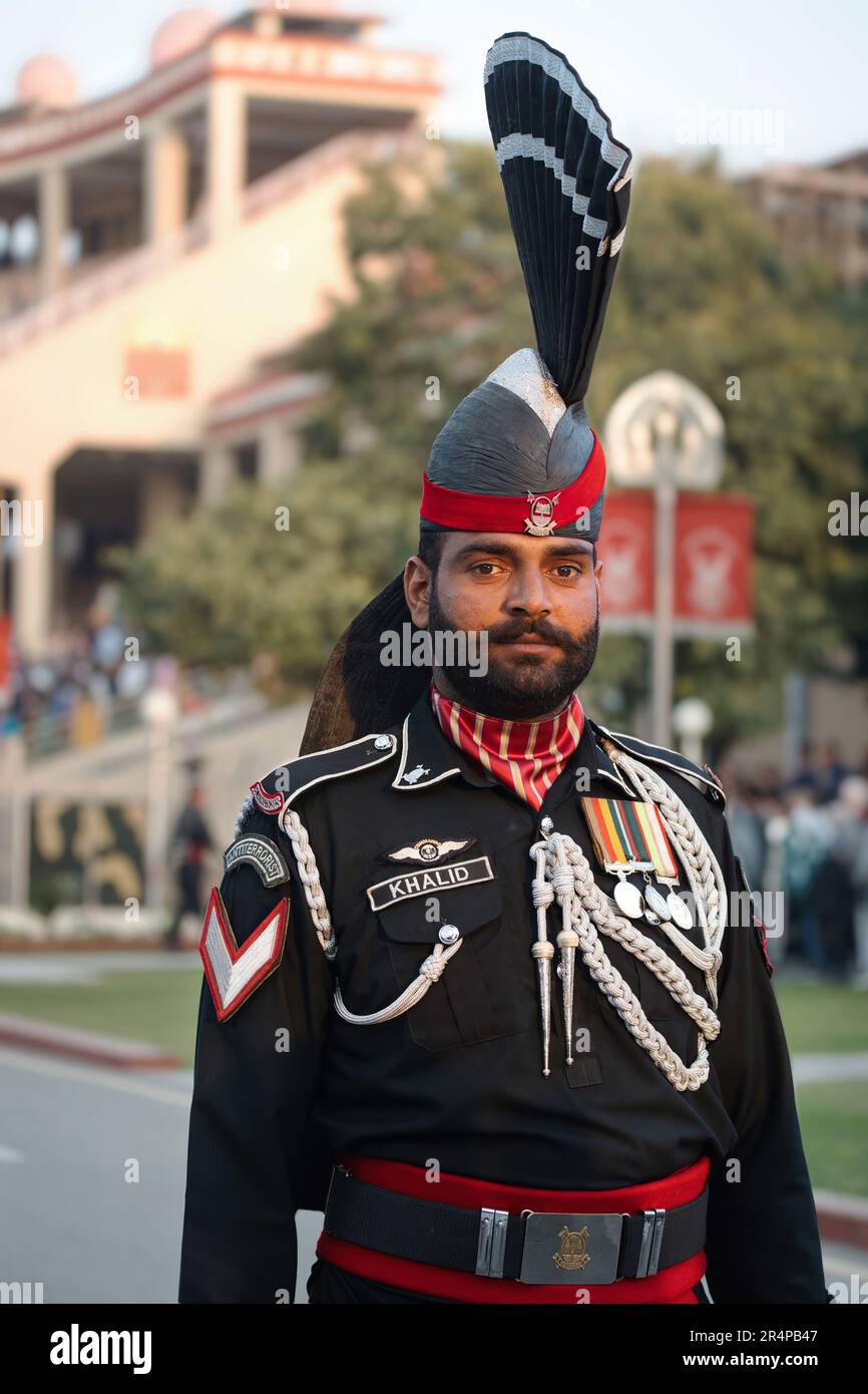 Homme pakistanais en uniforme militaire lors de la célèbre cérémonie frontalière de Wagah à Lahore, au Punjab, au Pakistan. Banque D'Images