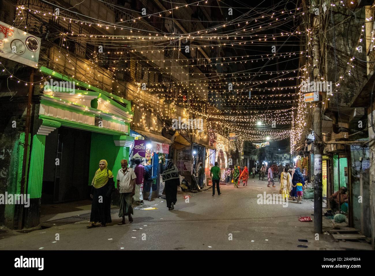 Les lumières de célébration de mariage surplombaient une rue de la vieille ville de Dhaka, au Bangladesh Banque D'Images