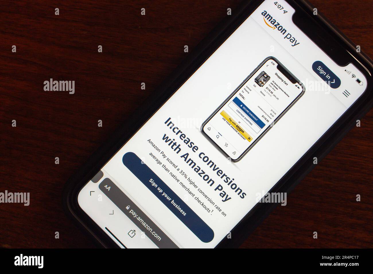 Site Web Amazon Pay affiché sur l'écran d'un iPhone. Amazon Pay est un service de paiement en ligne détenu par Amazon pour divers sites d'achat associés. Banque D'Images
