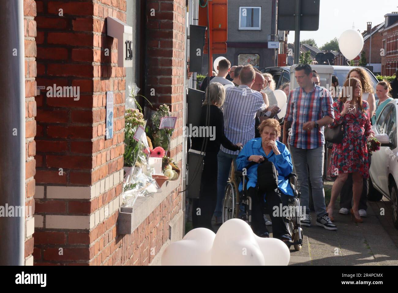 Sint Niklaas, Belgique. 29th mai 2023. L'illustration montre un rassemblement silencieux en hommage à Tamara Engels Sint-Niklaas, le lundi 29 mai 2023 la police a trouvé son corps chez elle le 17 mai. Deux suspects ont été arrêtés, qui ont peut-être violemment tué la femme. À la mémoire de la femme, de la famille, des amis et des connaissances se sont réunis à sa maison pour une vigile silencieuse. Ils ont posé des fleurs, allumé des bougies et relâché des ballons blancs. Le père de la victime était également présent. BELGA PHOTO VICTOR VAN KERCKHOVE crédit: Belga News Agency/Alay Live News Banque D'Images