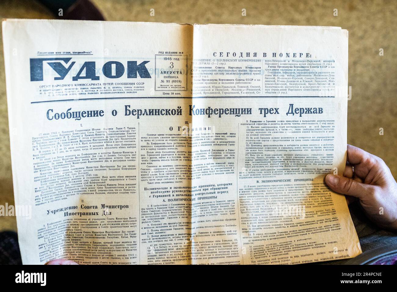 Moscou, Russie - 28 mai 2023: Journal soviétique Gudok, publié sur 3 août 1945, avec rapport sur la Conférence de Berlin des trois puissances URSS, Etats-Unis et Grand Banque D'Images