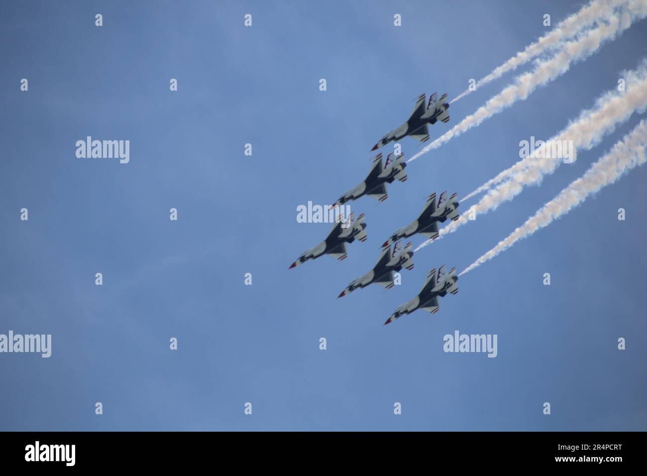 Bethpage, New York, 11714 États-Unis. 28 mai 2023. Le Bethpage NY Air Show de 2023 a ravi plus de 300 000 spectateurs, qui ont assisté aux acrobaties aériennes des Thunderbirds de l'USAF F16C. Crédit : ©Julia Mineeva/EGBN TV News/Alay Live News Banque D'Images