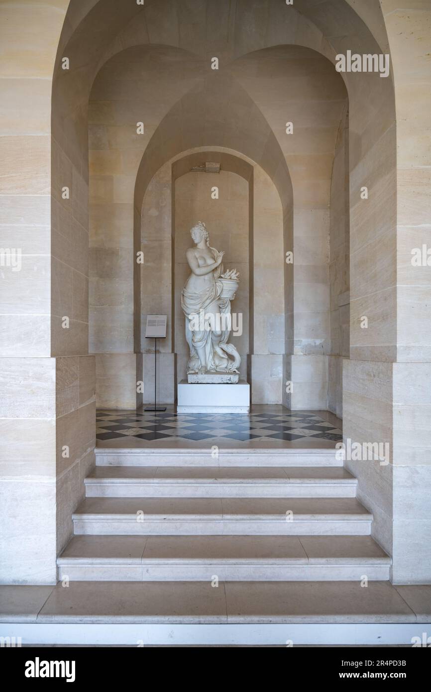 Statue en marbre du feu, français : le feu, dans le couloir historique de la galerie du château de Versailles, près de Paris, France Banque D'Images