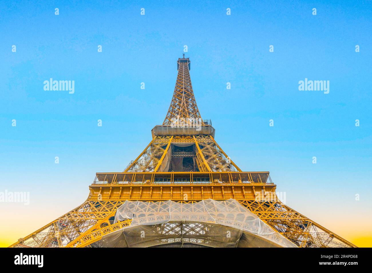 Vue du matin sur la Tour Eiffel depuis le bas. Paris, France Banque D'Images