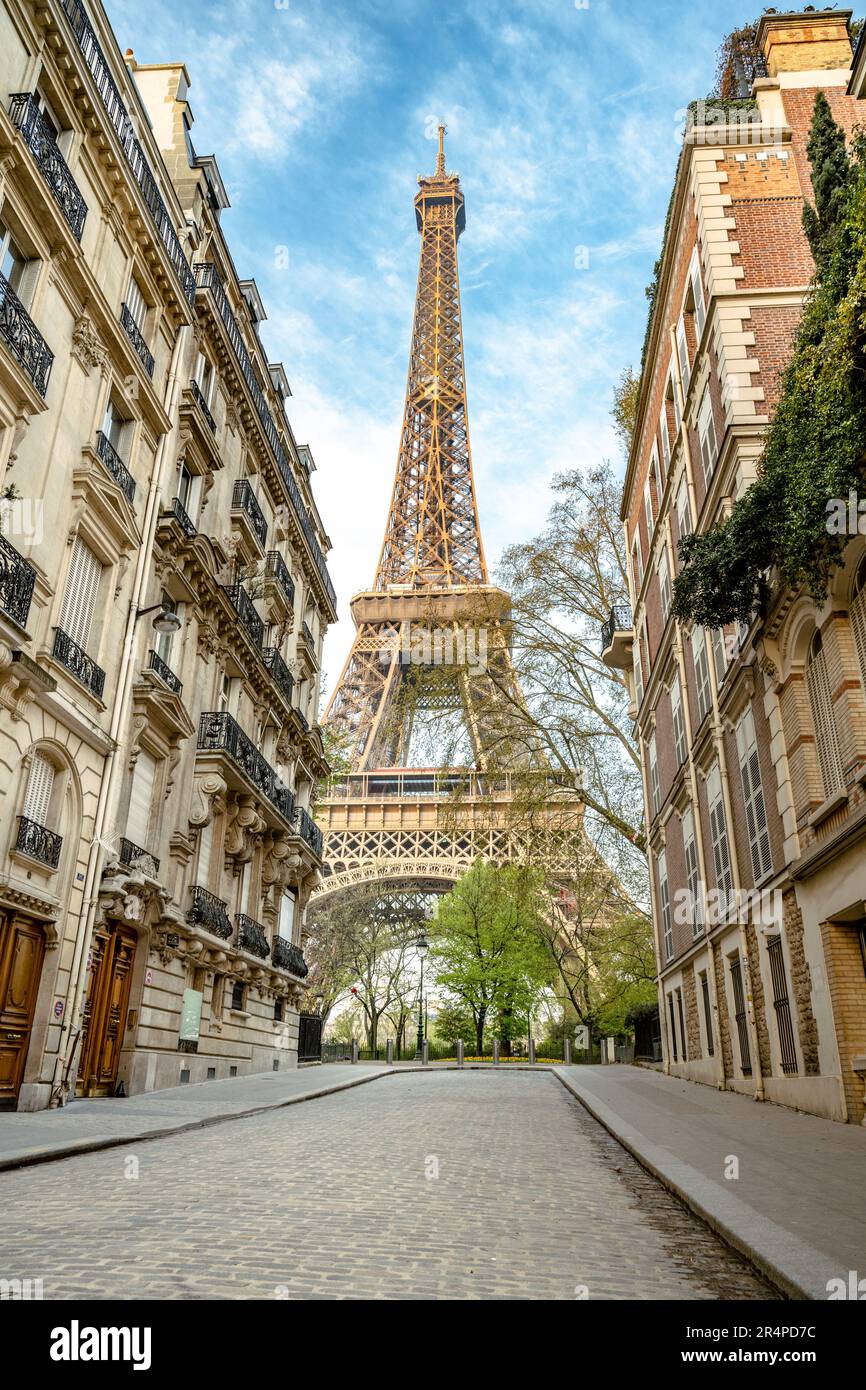 Vue sur la Tour Eiffel depuis une rue voisine pleine de bâtiments résidentiels. Paris, France Banque D'Images