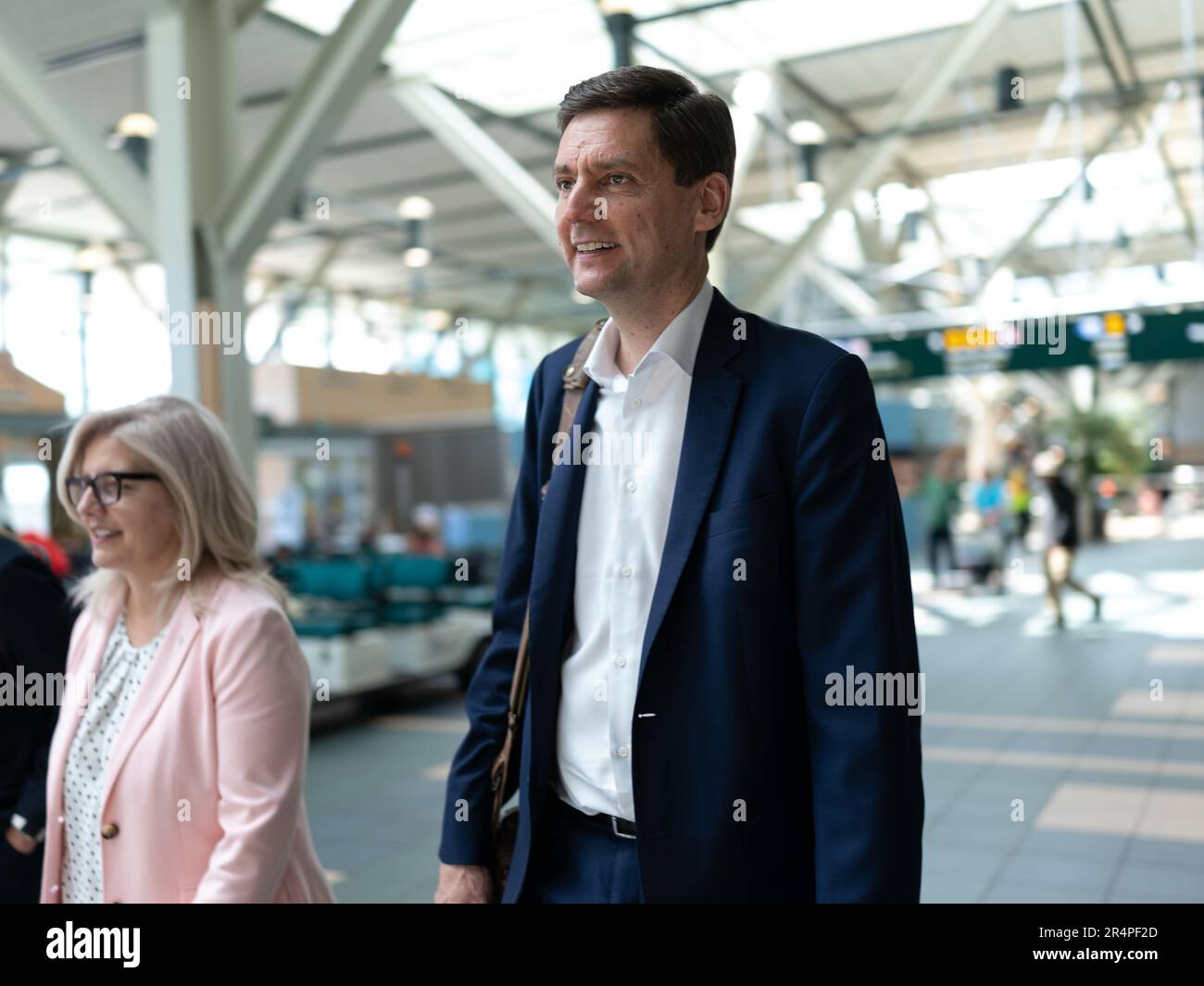 David Eby, premier ministre de la Colombie-Britannique, et Brenda Bailey, ministre de l'emploi, du développement économique et de l'innovation, discuteront des détails de la mission commerciale de la province en Asie avant le départ du premier ministre de l'aéroport international de Vancouver. Photo: WES Shaw/ ShotBug Press/ Alamy Live News Banque D'Images