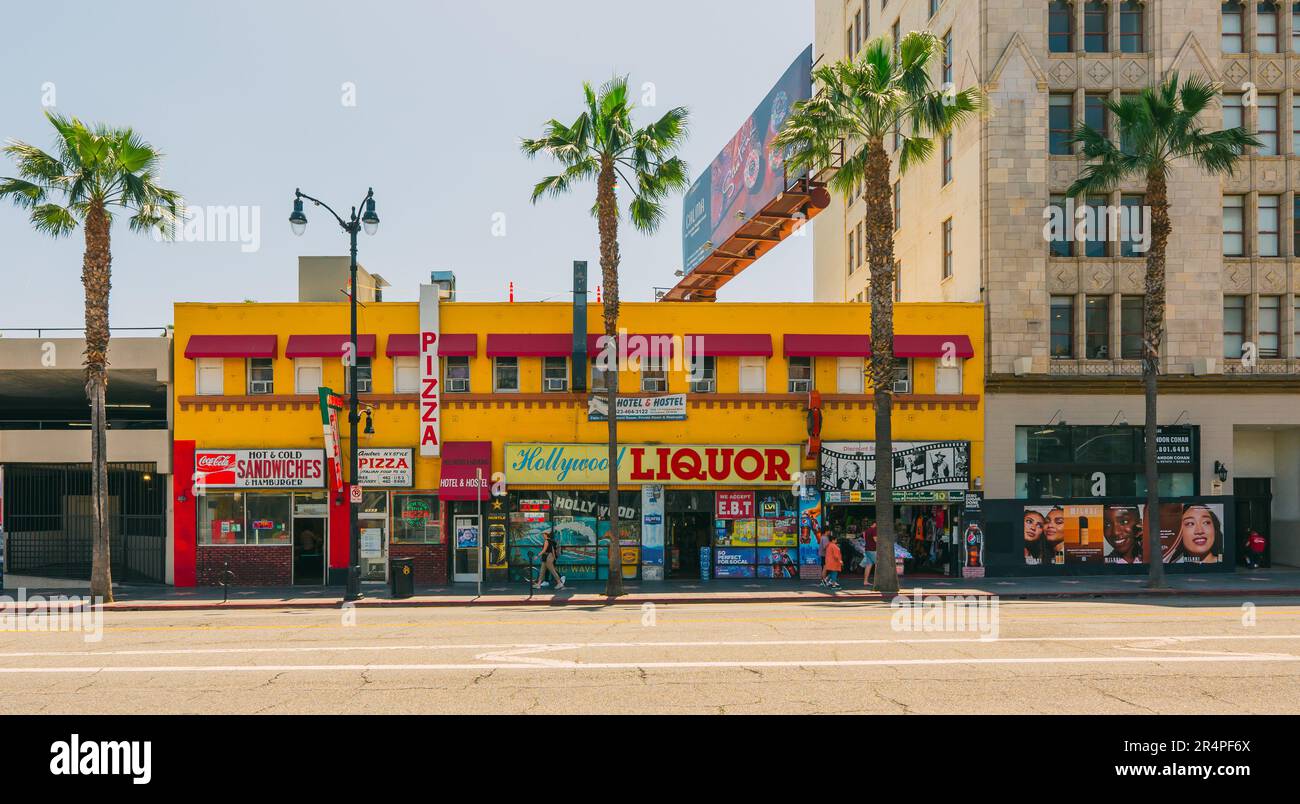 Hollywood, Californie, Etats-Unis - 26 avril 2023. El Small pizzeria, magasin de vins et spiritueux et boutique de souvenirs sur le Hollywood Walk of Fame, vue sur la rue. Type ar Banque D'Images