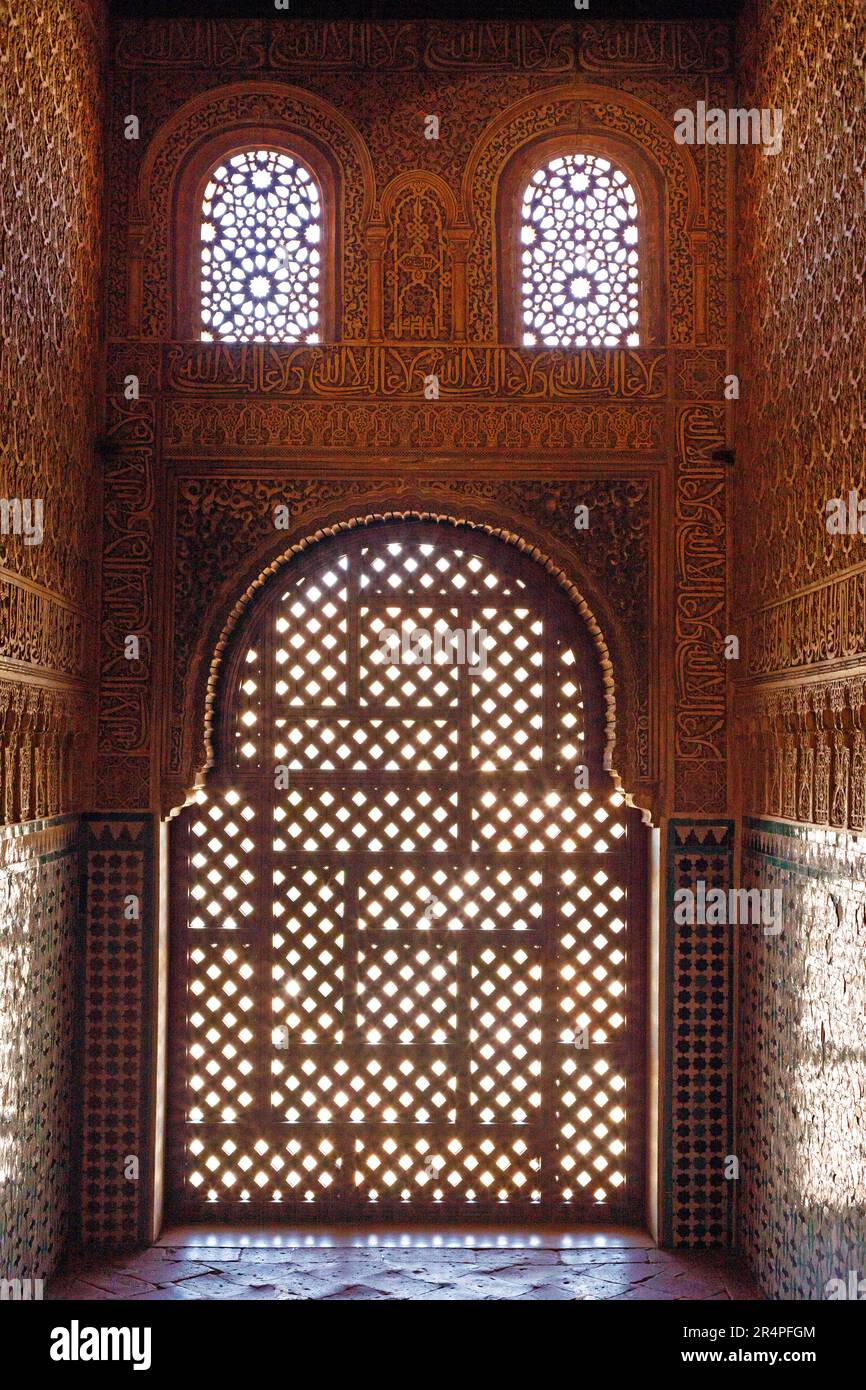 Espagne, Andalousie, Grenade, Alhambra, Generallife, Palais d'été, détails de l'architecture intérieure, influence mauresque, porte en treillis de bois arabe. Banque D'Images