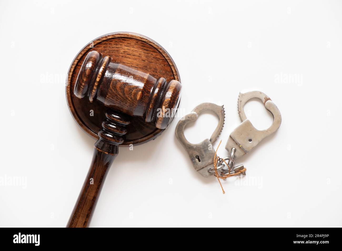 Le gavel du juge et les menottes grimpent sur un fond blanc, la loi Banque D'Images