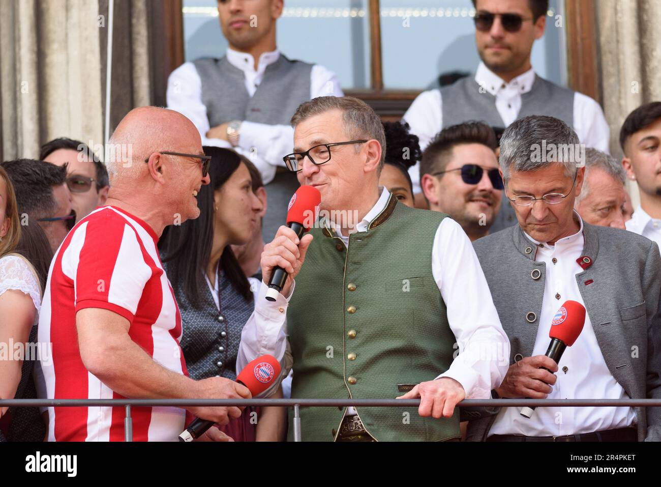 Munich, Allemagne. 28th mai 2023. Munich, Allemagne, 28 mai 2023: Le FC Bayern l'annonceur du stade de Munich Stephan Lehmann et le nouveau PDG du FC Bayern Munich Jan-Christian Dreesen lors de la célébration de la victoire de la FlyerAlarm Frauen Bundesliga et mens Bundesliga sur le balcon de la mairie de Marienplatz, Munich. (Sven Beyrich/SPP) crédit: SPP Sport Press photo. /Alamy Live News Banque D'Images