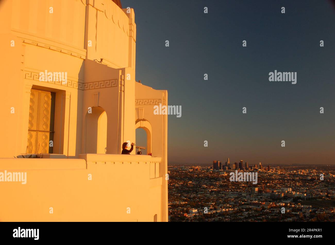 Une jeune femme prend la vue du centre-ville de Los Angeles depuis l'observatoire du parc Griffith Banque D'Images