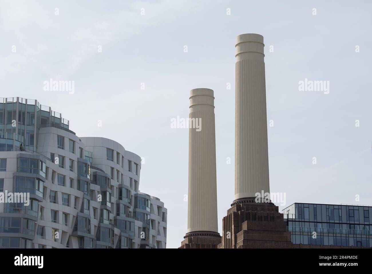 Battersea Power Station Chimneys et New Build appartements Londres Banque D'Images