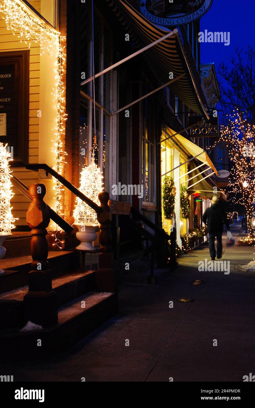 Les magasins et les entreprises du centre-ville de Woodstock, Vermont, sont éclairés la nuit pendant les fêtes de Noël Banque D'Images