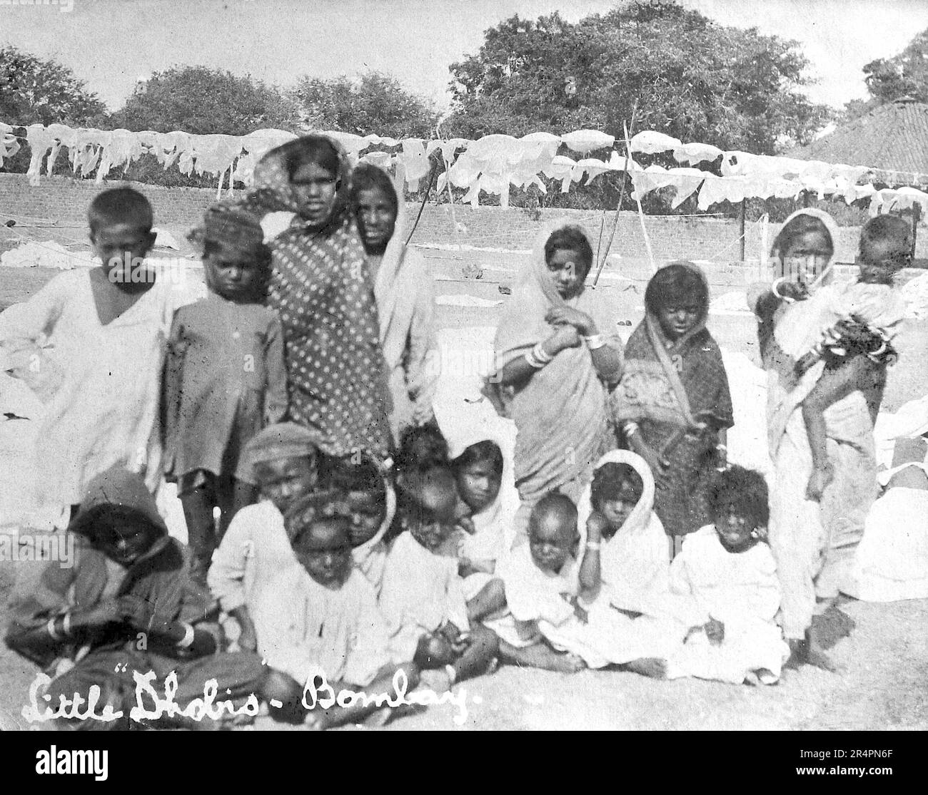 Le sud de l'Inde, dont certaines parties sont maintenant connues sous le nom de Pakistan : un groupe d'enfants indiens à Bombay, mars 1918. D'une série prise de la première photo de la première Guerre mondiale prise en Inde, c1917-19. Les originaux étaient de petites photos qui pourraient paraître médiocres si trop agrandies. Banque D'Images