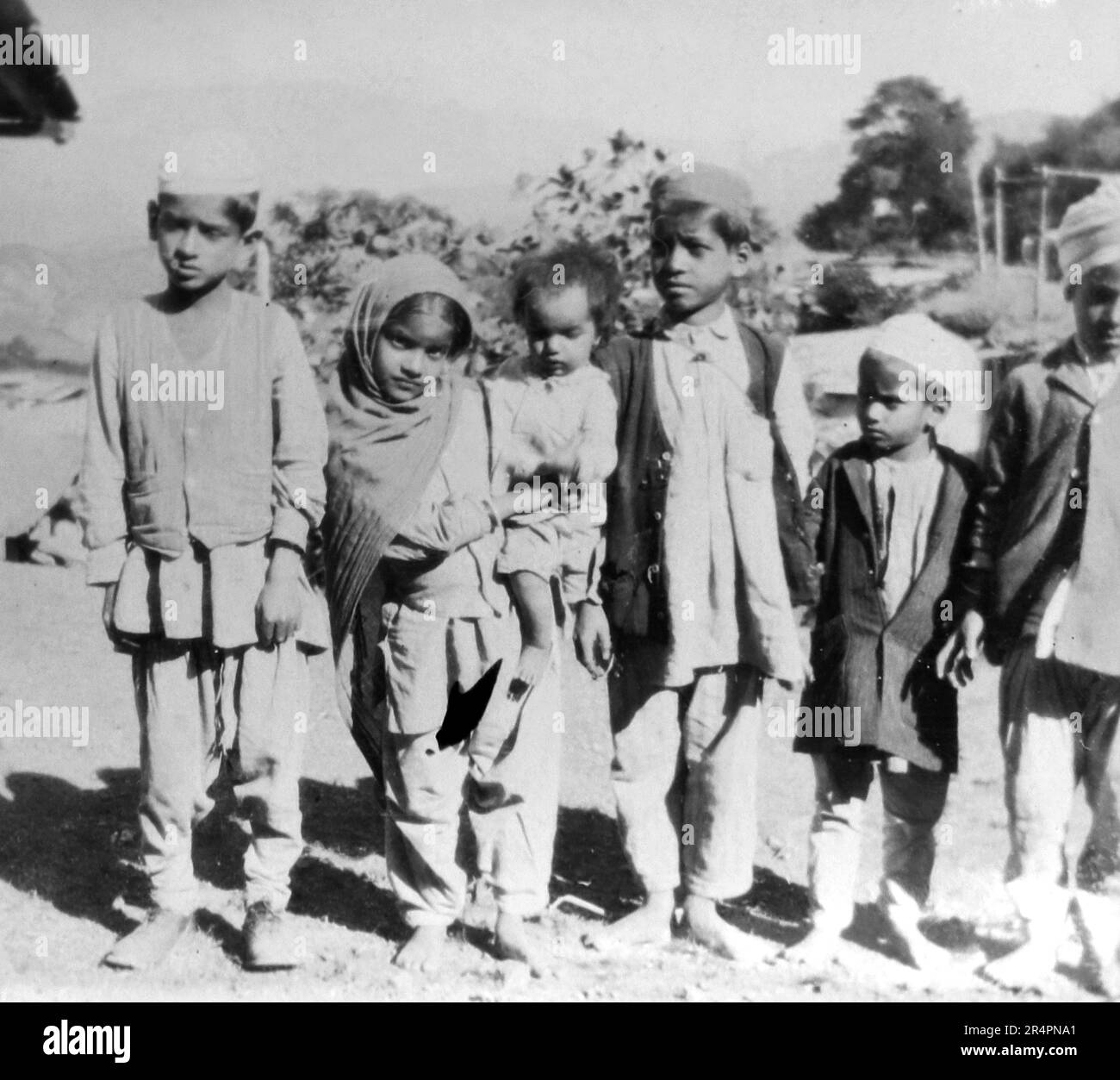 Le sud de l'Inde, dont certaines parties sont maintenant connues sous le nom de Pakistan : un groupe d'enfants autochtones à Sabathu, c1917. D'une série prise de la première photo de la première Guerre mondiale prise en Inde, c1917-19. Les originaux étaient de petites photos qui pourraient paraître médiocres si trop agrandies. Banque D'Images