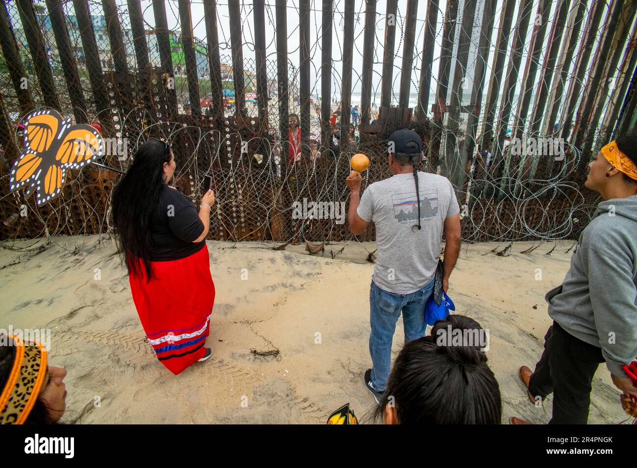 Au parc Border Field, près de San Diego, des manifestants multiraciaux se rassemblent à la frontière entre les États-Unis et le Mexique pour soutenir le refus des Mexicains d’accéder aux États-Unis. Banque D'Images