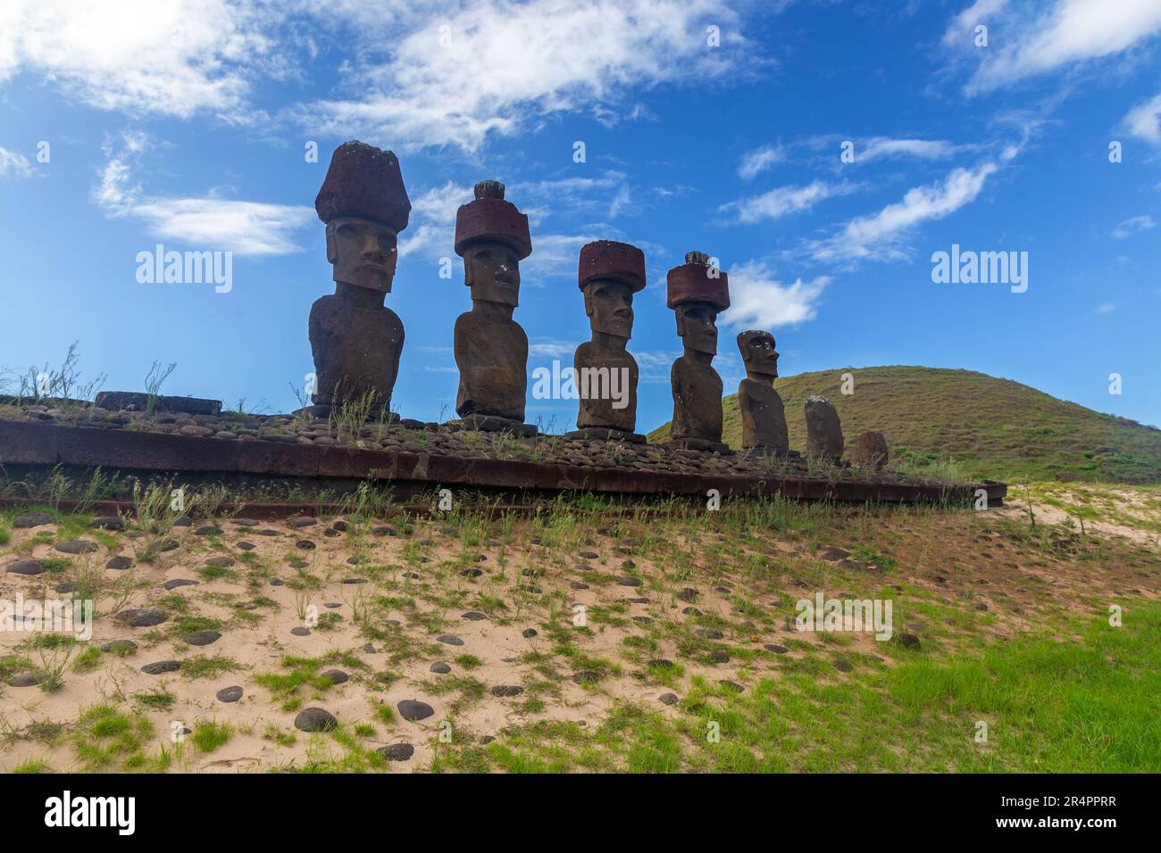 Moai Sculptures Row sur plate-forme, vue latérale, Blue Skyline. Plage d'Anakena, célèbre site du patrimoine mondial de l'UNESCO, île de Pâques, Rapa Nui Chili Banque D'Images