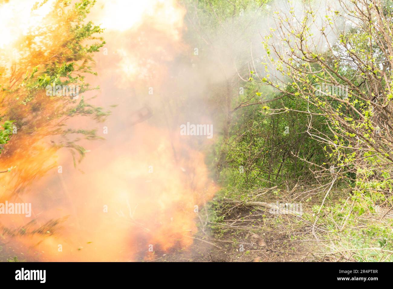 Ukraine. 29th mai 2023. Des membres du bataillon de 57th brigades d'artillerie des forces armées ukrainiennes braque des obus vers des positions russes dans un lieu non divulgué du Donbass d'Ukraine. La brigade de 57th a été nommée d'après Kost Hordiyenko, le Cosaque Zaporozhian qui était un allié du célèbre héros ukrainien Ivan Mazepa. (Credit image: © Lev Radin/Pacific Press via ZUMA Press Wire) USAGE ÉDITORIAL SEULEMENT! Non destiné À un usage commercial ! Crédit : ZUMA Press, Inc./Alay Live News Banque D'Images