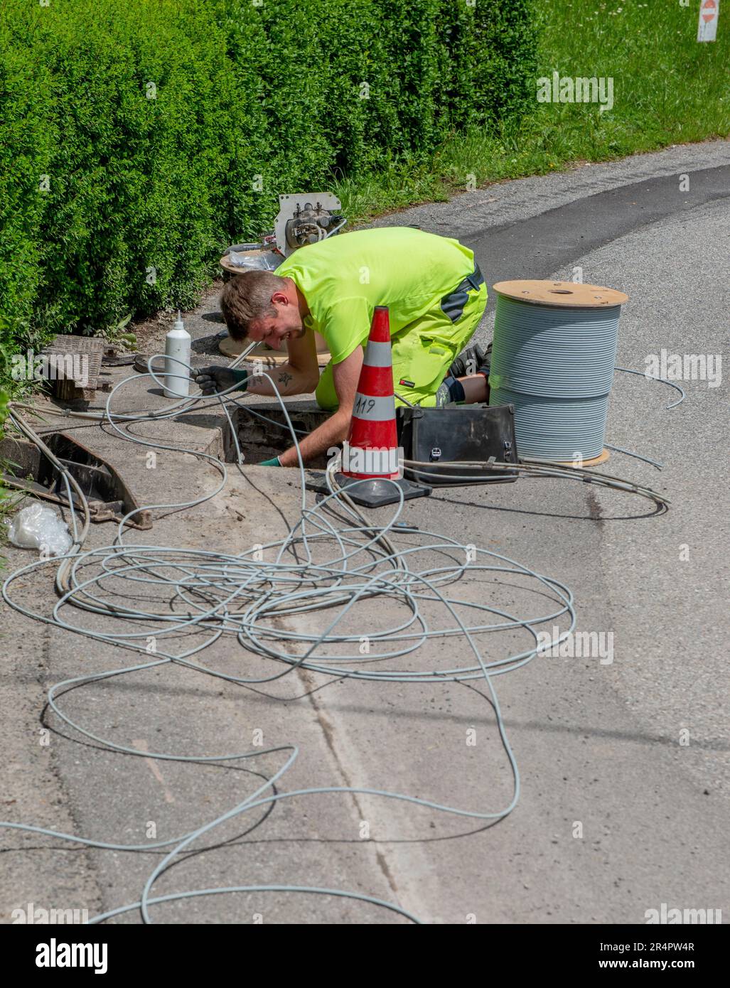 Bergame Italie 25 mai 2023: Les travailleurs qui posent les câbles pour la connexion de la fibre optique Banque D'Images