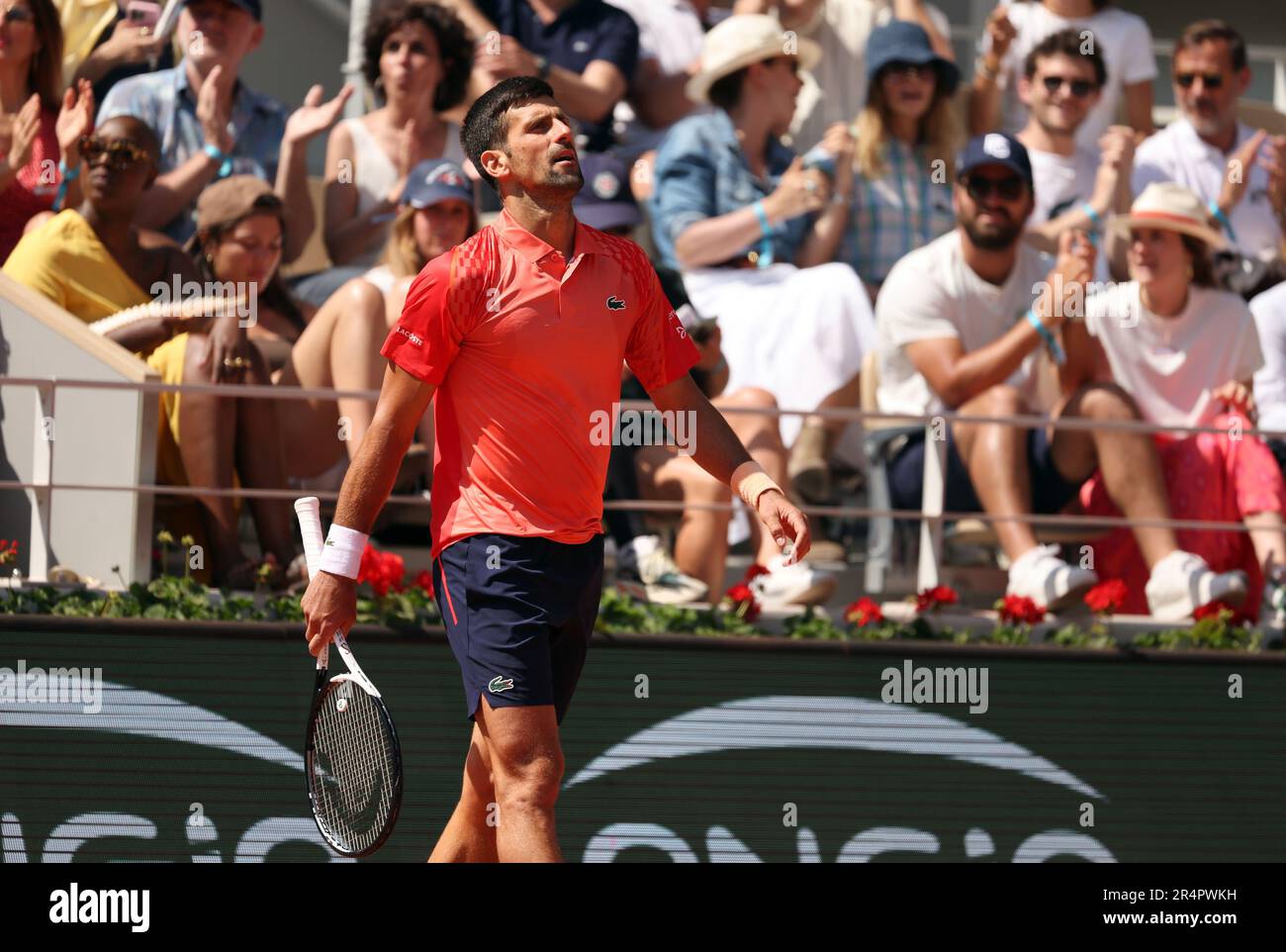 Paris, France. 29th mai 2023. Le serbe Novak Djokovic reprend ses fonctions après avoir gagné un point décisif sur Aleksandar Kovacevic des États-Unis lors de leur premier match à l'Open de tennis français de Roland Garros à Paris, en France, lundi, à 29 mai 2023. Djokovic a gagné 6-3, 6-2, 7-6. Photo de Maya Vidon-White/UPI crédit: UPI/Alay Live News Banque D'Images