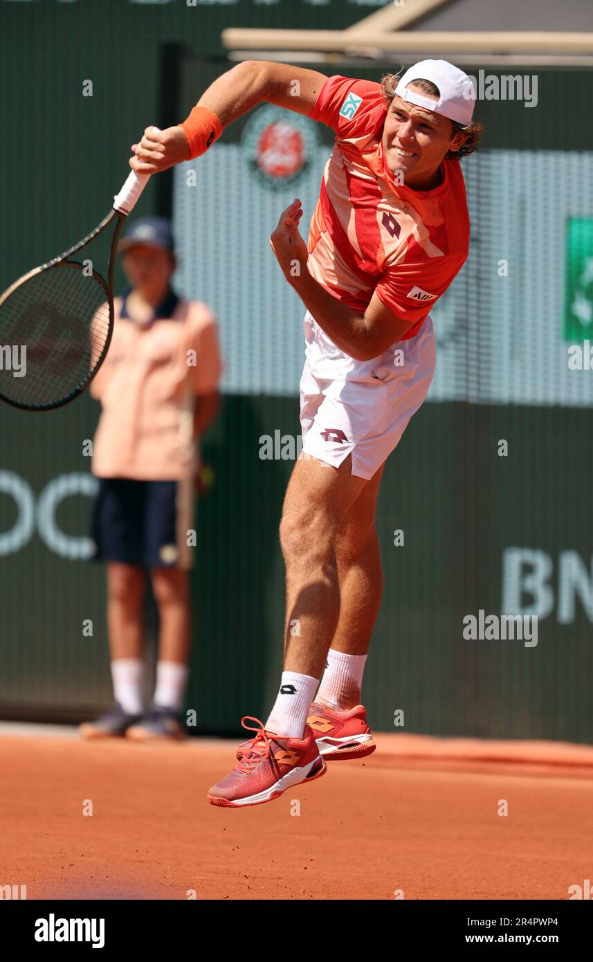 Paris, France. 29th mai 2023. Aleksandar Kovacevic, des États-Unis, sert au serbe Novak Djokovic lors de leur premier match à l'Open de tennis français de Roland Garros à Paris, en France, lundi, 29 mai 2023. Djokovic a gagné 6-3, 6-2, 7-6. Photo de Maya Vidon-White/UPI crédit: UPI/Alay Live News Banque D'Images