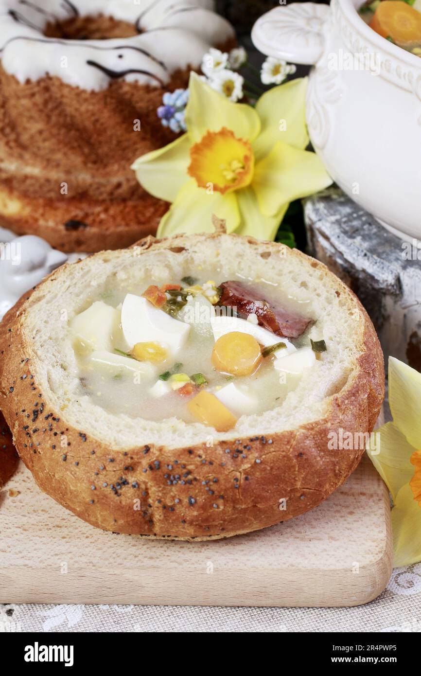 La soupe aigre de seigle à l'intérieur du pain. Table de petit déjeuner de Pâques. Fête Banque D'Images