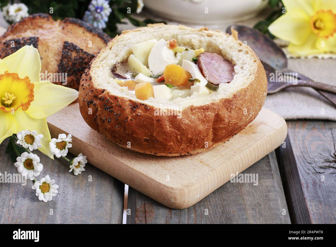 La soupe aigre de seigle à l'intérieur du pain. Table de petit déjeuner de Pâques. Fête Banque D'Images