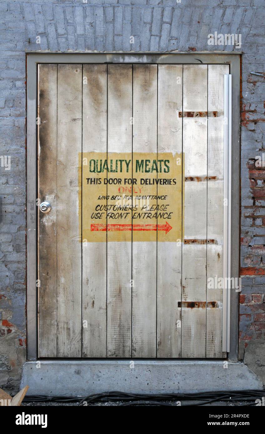La signalisation du magasin fictif de viandes de qualité demeure dans une allée de Port Hope, en Ontario, depuis le tournage du film d'horreur IT. Banque D'Images
