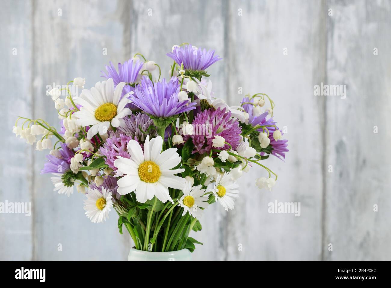 Joli bouquet de pâquerettes, d'œillets, de camomille et de nénuphars. Décoration de fête Banque D'Images