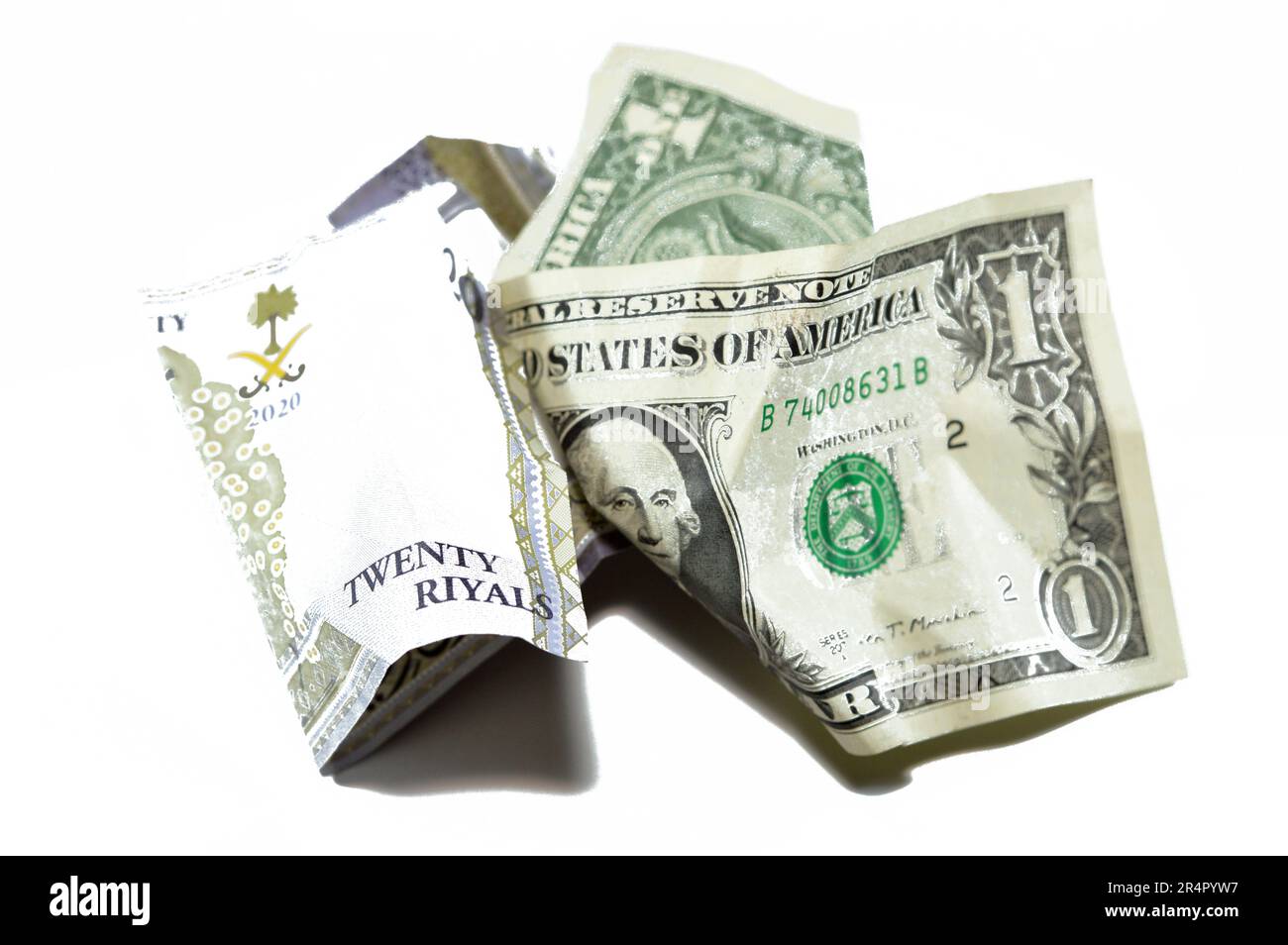 L'argent de l'Arabie Saoudite froissé et froissé de 20 SAR vingt riyals et 1 un dollar américain argent liquide, l'inflation de l'argent et la perte de valeur, baisse concept, Banque D'Images