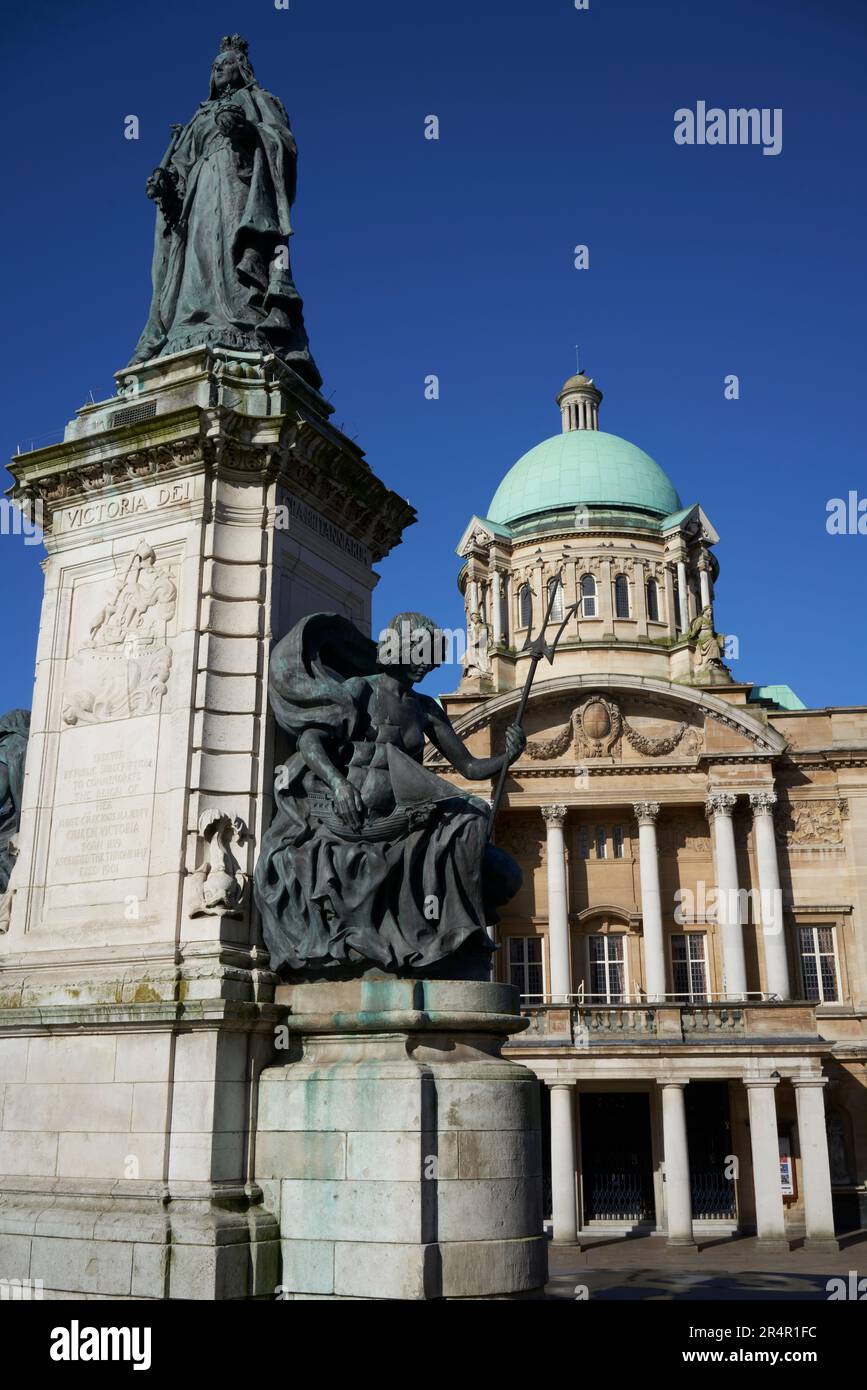 Hôtel de ville de Hull, Kingston-upon-Hull, East Yorkshire, Royaume-Uni, avec la statue de la reine Victoria à l'extérieur. Banque D'Images