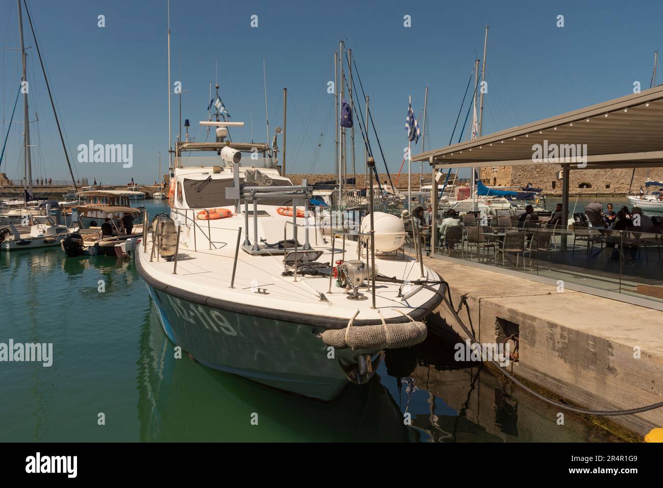 Héraklion, Crète, Grèce. 2023, navire de paterol côtier de la Garde côtière hellénique le long du port d'Héraklion, en Crète. Banque D'Images