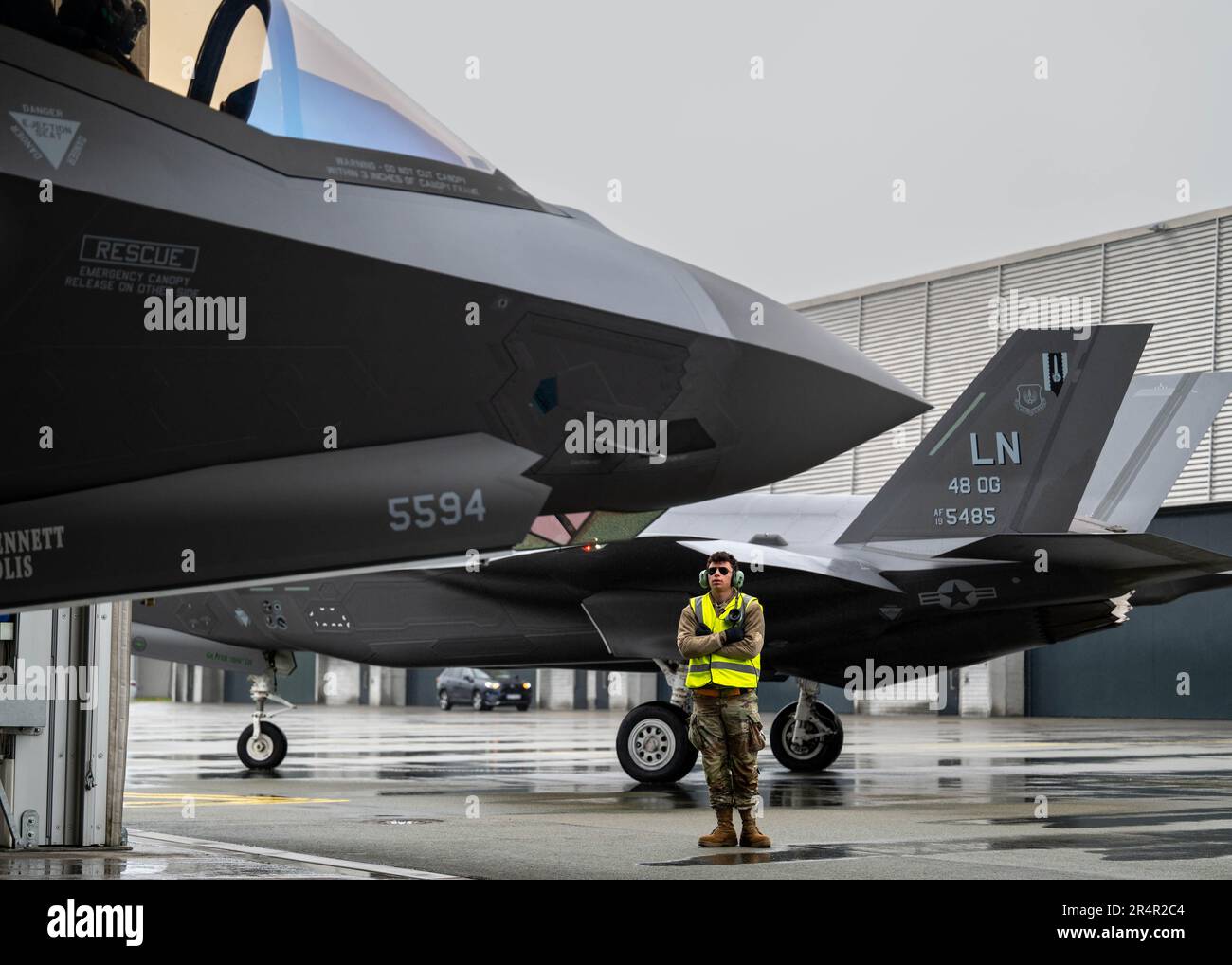 ÉTATS-UNIS Robbie Lettieri, chef d'équipage adjoint affecté à l'escadron de chasseurs 493rd, dirige un F-35A Lightning II sur le taxi pour le lancement de l'exercice Arctic Challenge 2023 à la base aérienne d'Ørland, en Norvège, au 29 mai 2023. Le combattant avancé de cinquième génération s'intégrera et opérera aux côtés de 13 nations et de l'OTAN tout au long de l'exercice, qui fournit un entraînement critique dans un environnement arctique très complexe et difficile. La capacité de RAF Lakenheath à faire avancer le déploiement et l'exploitation dans des exercices de routine avec le F-35 souligne les États-Unis L’accent du Commandement européen sur le maintien Banque D'Images