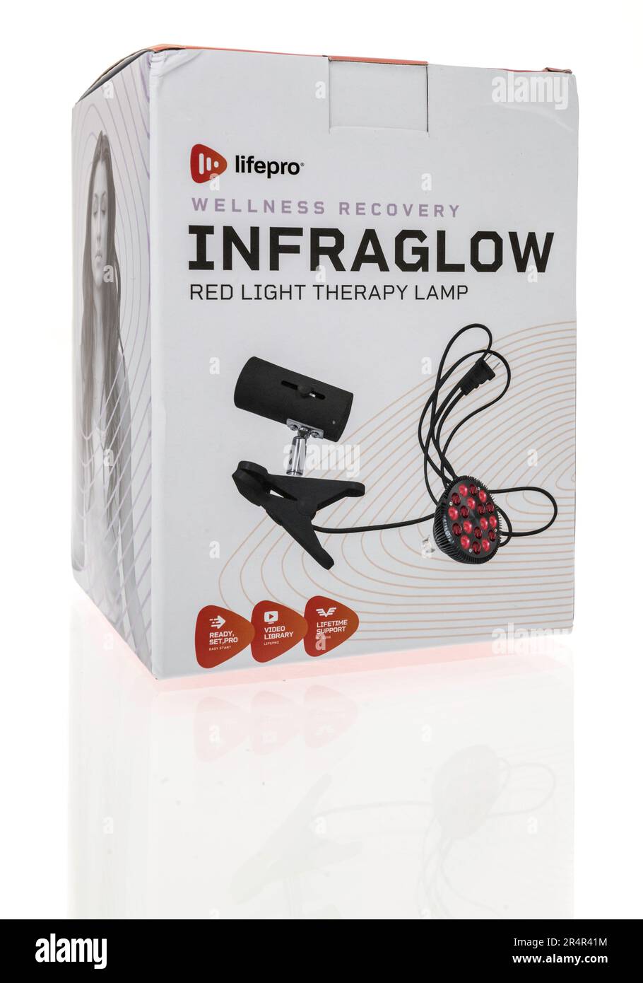 Winneconne, WI - 16 avril 2023: Un paquet de Lifepro Wellness Recovery infraglow lampe rouge luminothérapie sur un fond isolé. Banque D'Images
