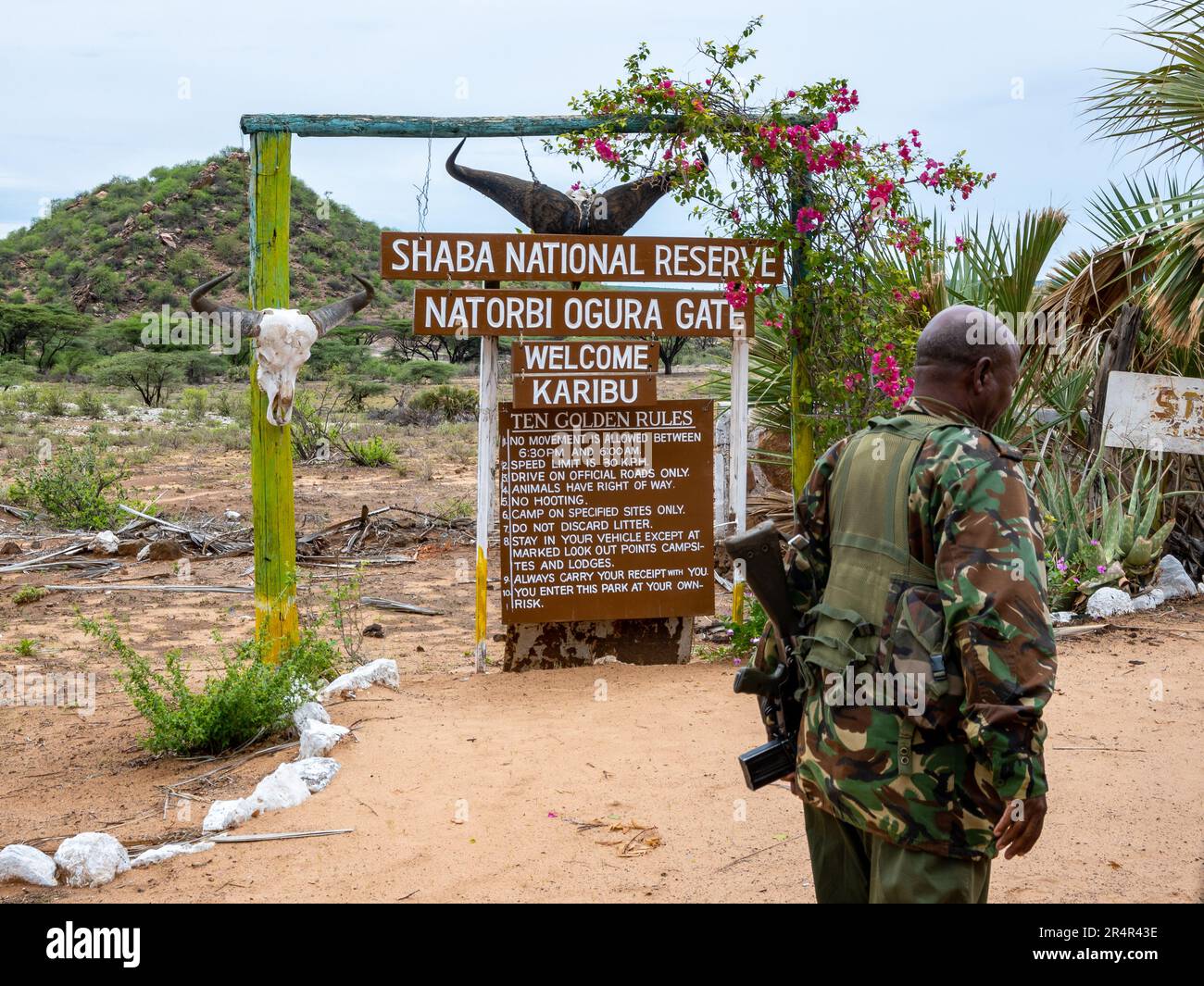 Un garde-parc armé à l'entrée de la réserve nationale de Shaba. Kenya, Afrique. Banque D'Images