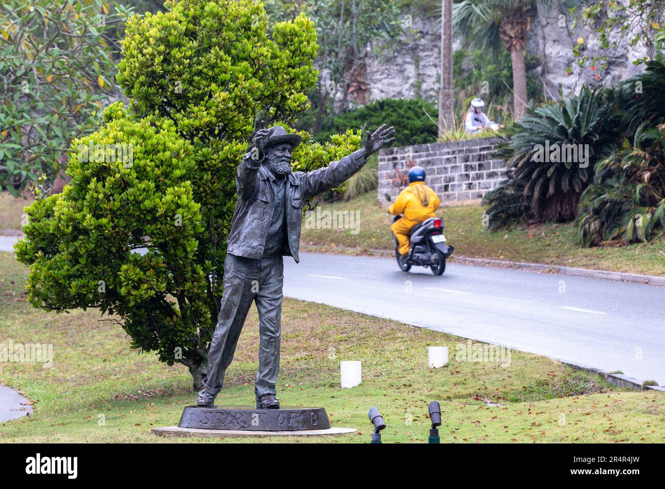 Une statue de Johnny Barnes, originaire des Bermudes, qui a gagné la renommée locale en passant la circulation à un rond-point chaque jour de travail, est vue à Hamilton Banque D'Images