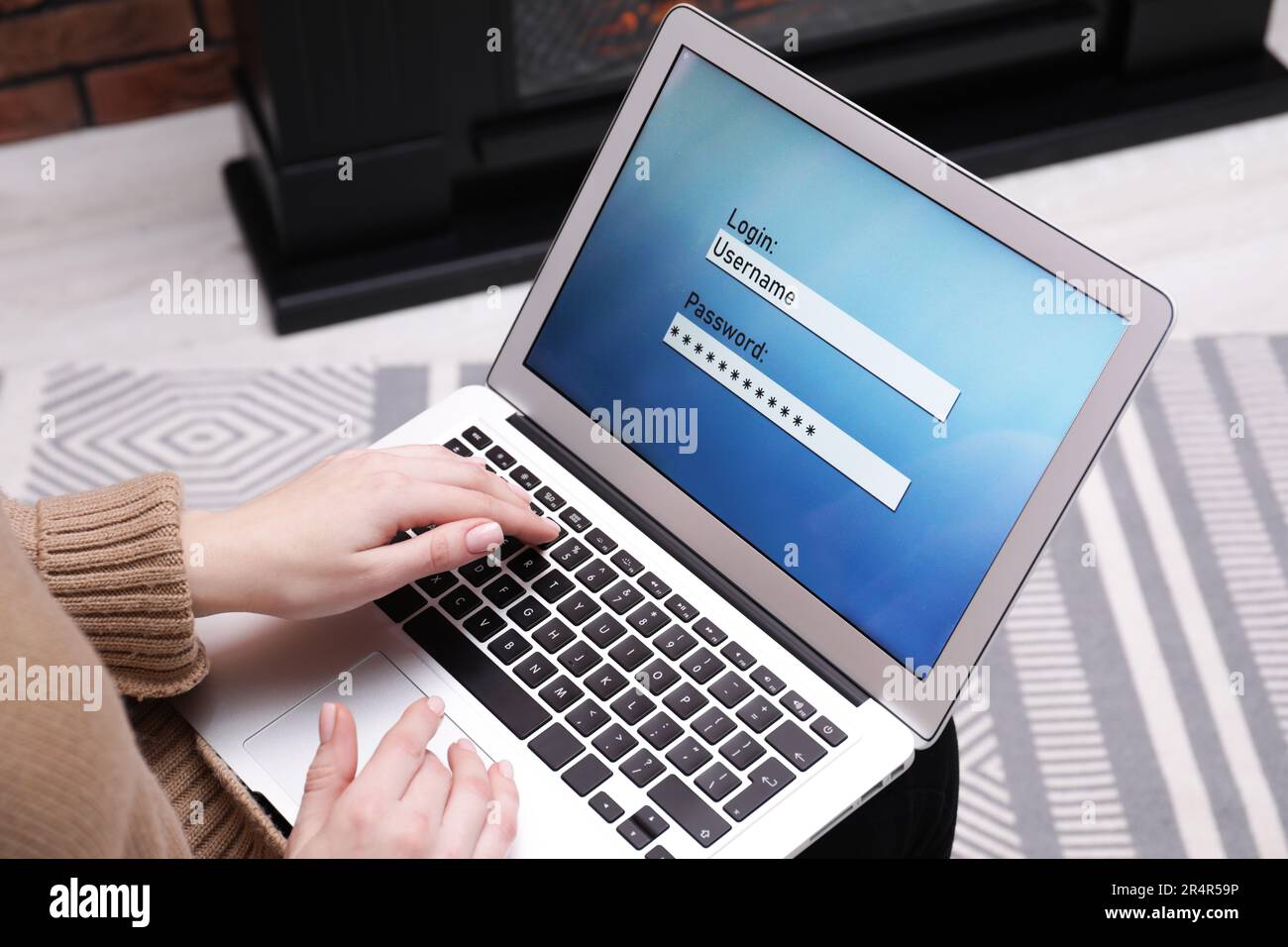 Femme déverrouillant l'ordinateur portable avec écran bloqué à l'intérieur,  gros plan Photo Stock - Alamy