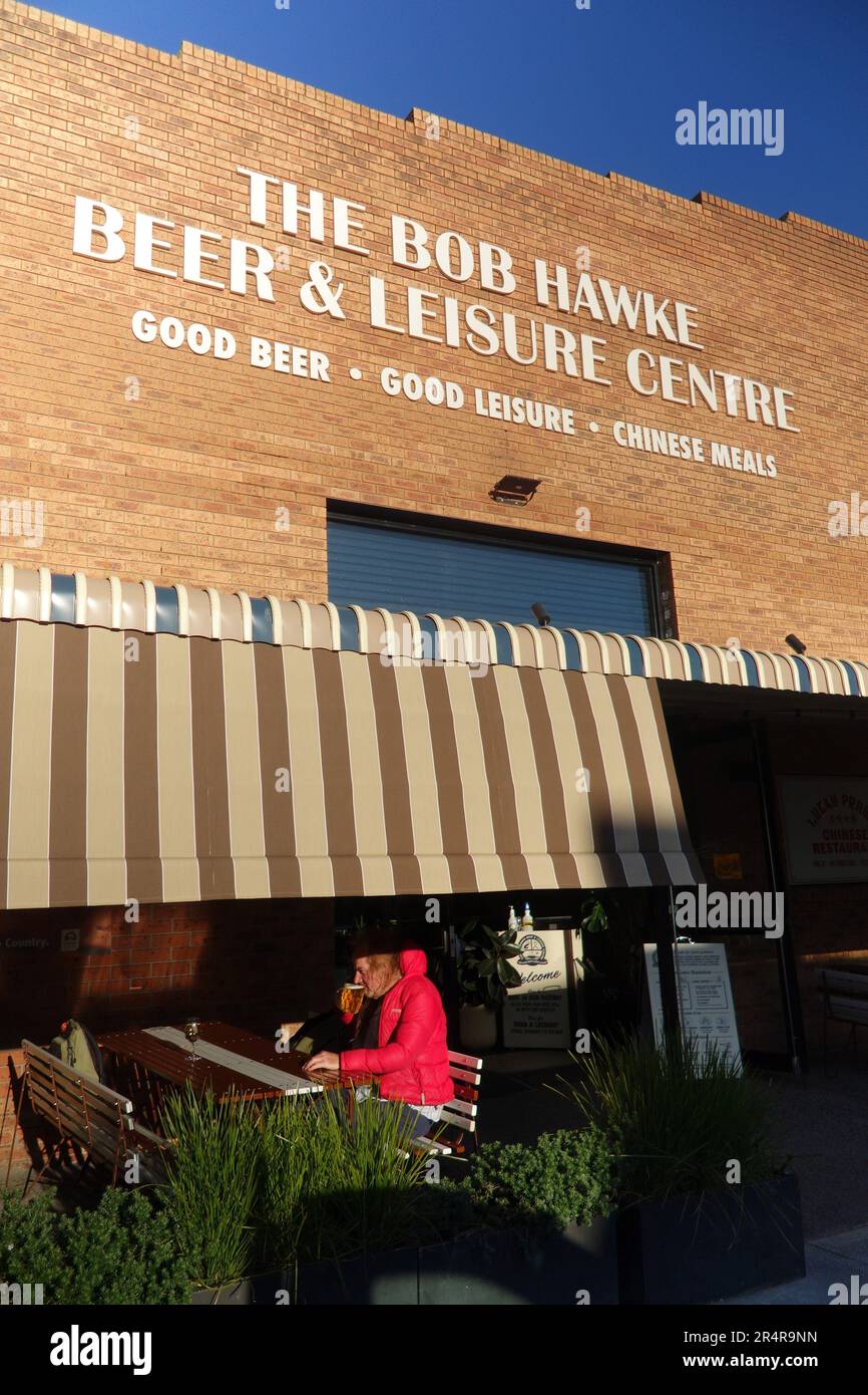 Boire une bière au centre de loisirs et de bière Bob Hawke (Hawke's Brewery), Marrickville, Sydney, Nouvelle-Galles du Sud, Australie. Pas de MR ou PR Banque D'Images