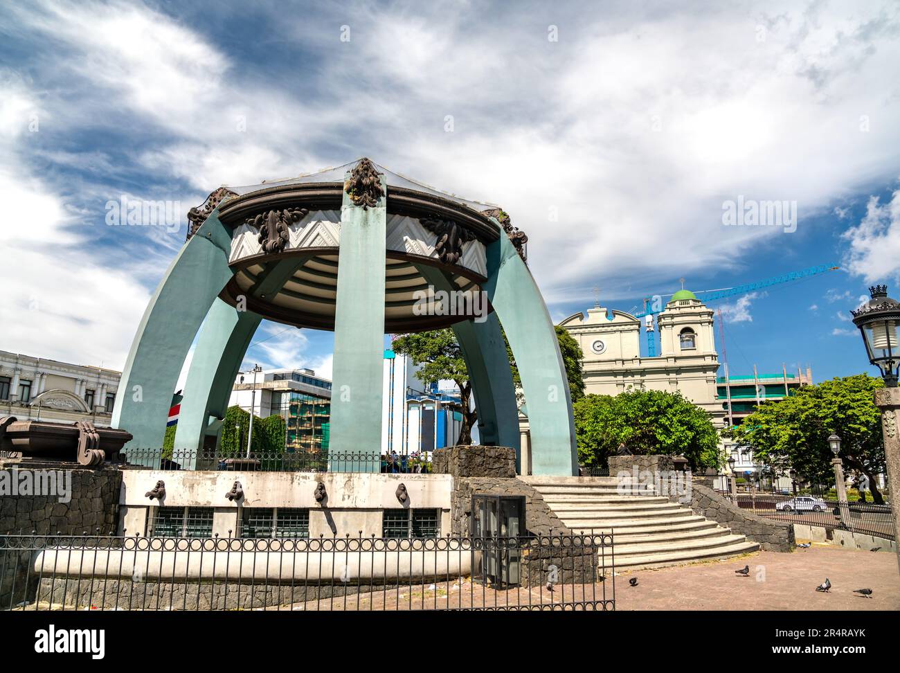 Central Park avec kiosque et cathédrale à San José, la capitale du Costa Rica Banque D'Images