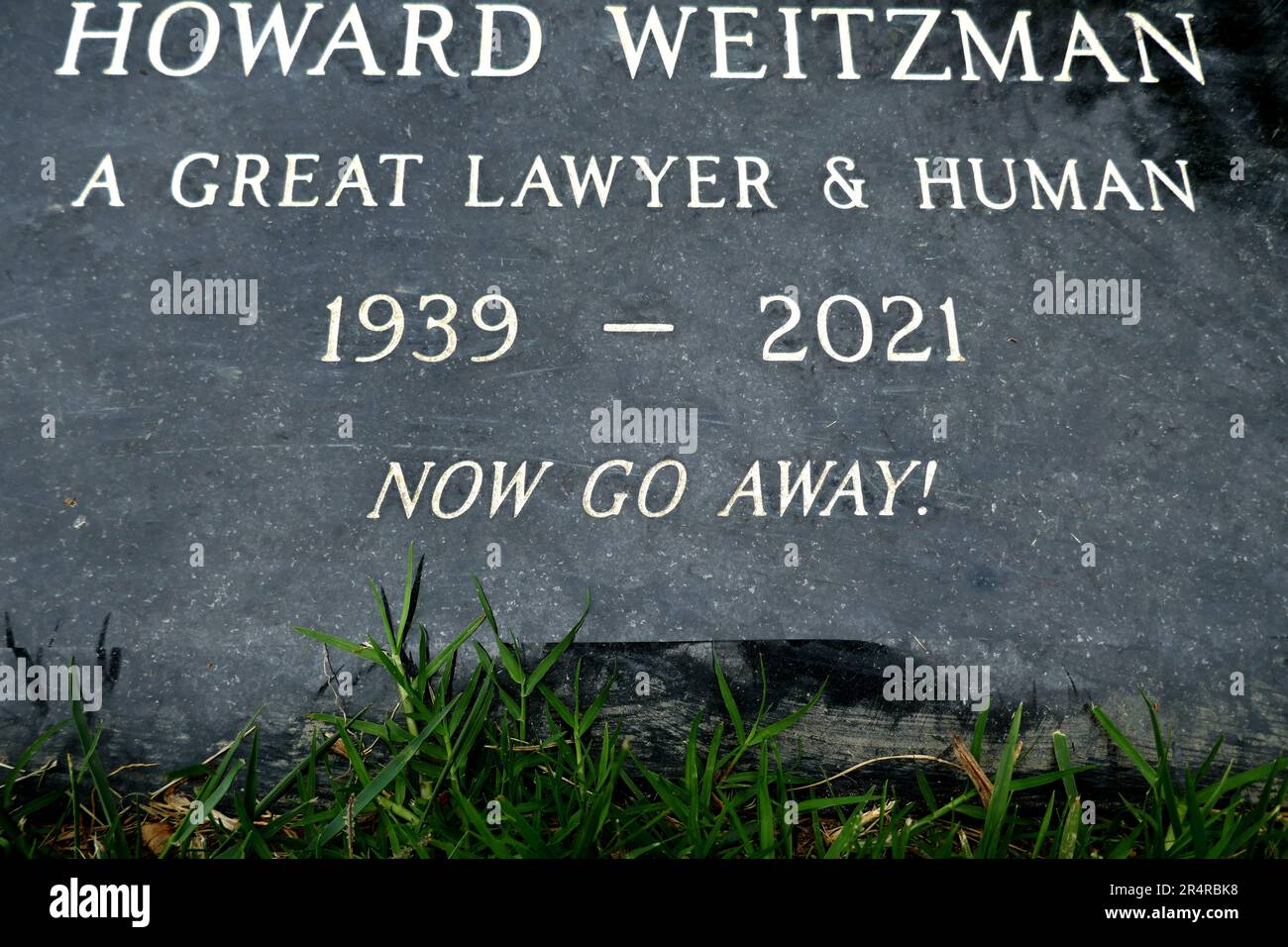 Los Angeles, Californie, États-Unis 24th mai 2023 avocat Howard Weitzman tombe dans le jardin de Rachel, 'allez maintenant!' On Marker au Hillside Memorial Park sur 24 mai 2023 à Culver City, Los Angeles, Californie, États-Unis. Parmi ses clients figurent Marlon Brando, Arnold Schwarzenegger, Hugh Grant, Morgan Freeman, Michael Jackson, Britney Spears, Sean Combs et Justin Bieber, photo de Barry King/Alamy stock photo Banque D'Images