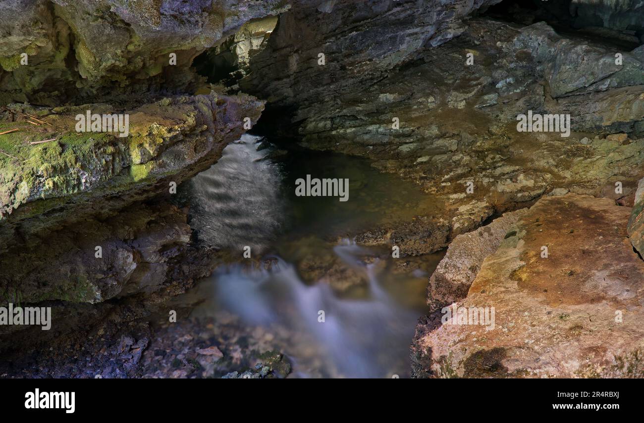 Longue exposition de ruisseau d'eau claire émergeant de calcaire Junee grotte à Maydena, Tasmanie, Australie Banque D'Images